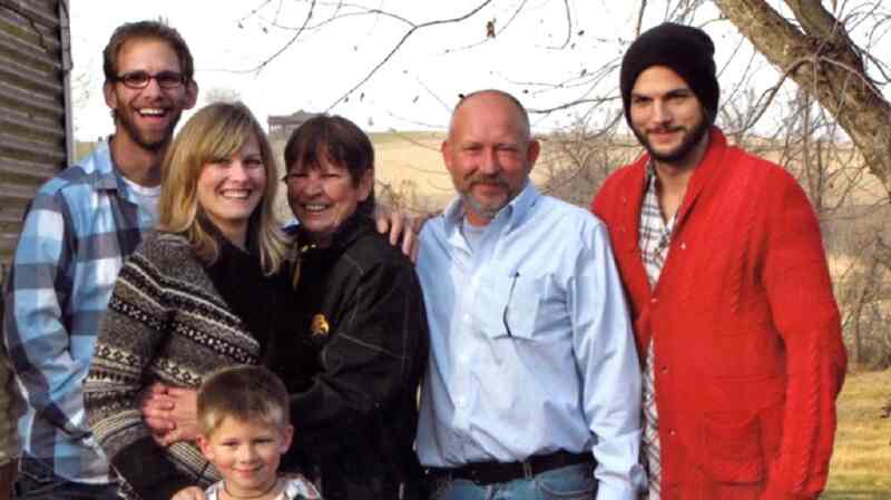 Ashton Kutcher Wiki, Parents & Siblings